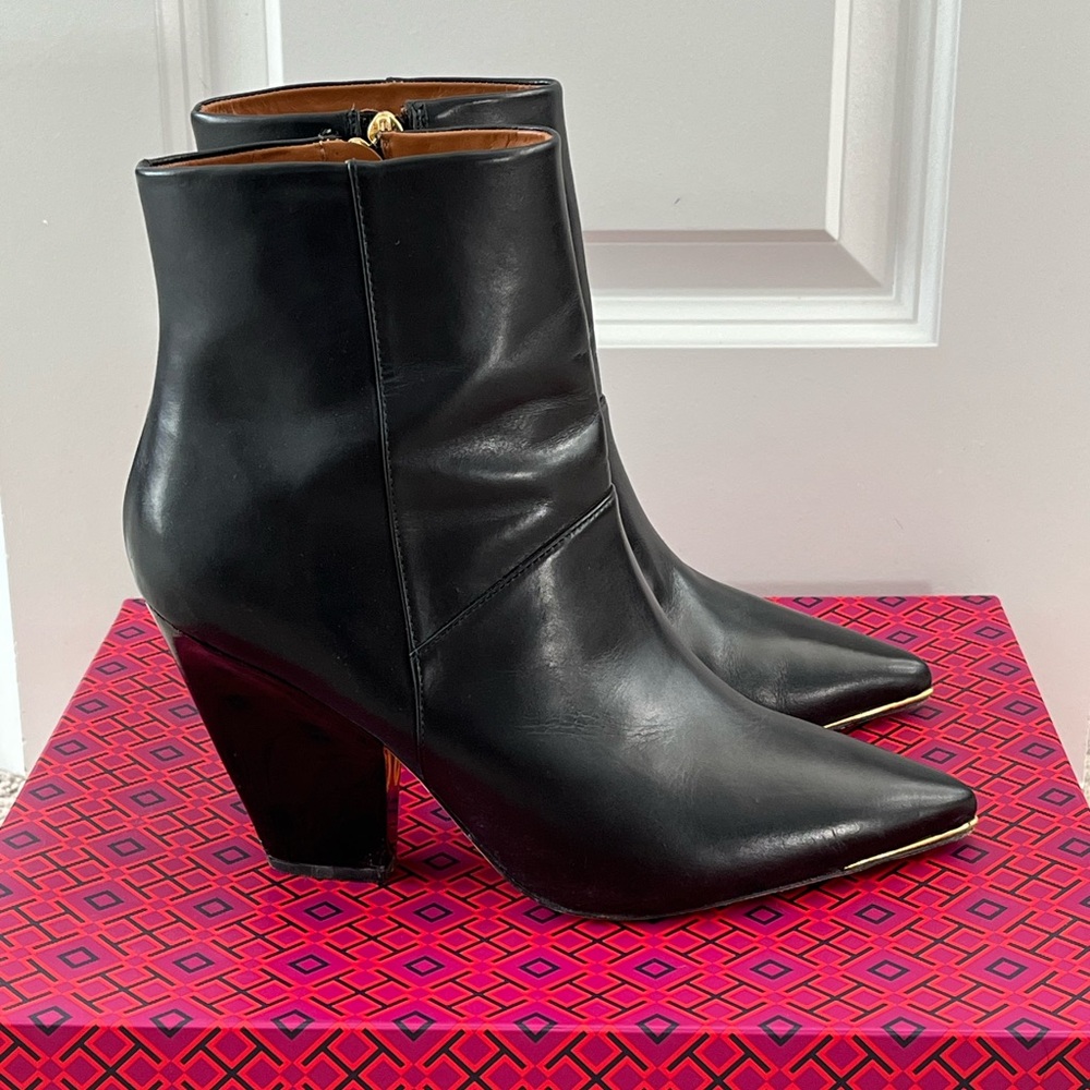 Tory Burch LILA 90MM Zip Up Ankle Bootie
Calf Leather